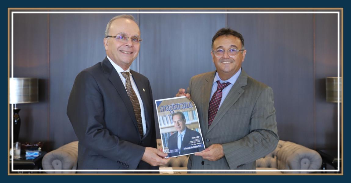 Imagem da notícia - Diretor-geral da EMERJ apresenta ao presidente do TJRJ a nova edição da Revista Magistratus, com compilado de metas alcançadas em 2023.2