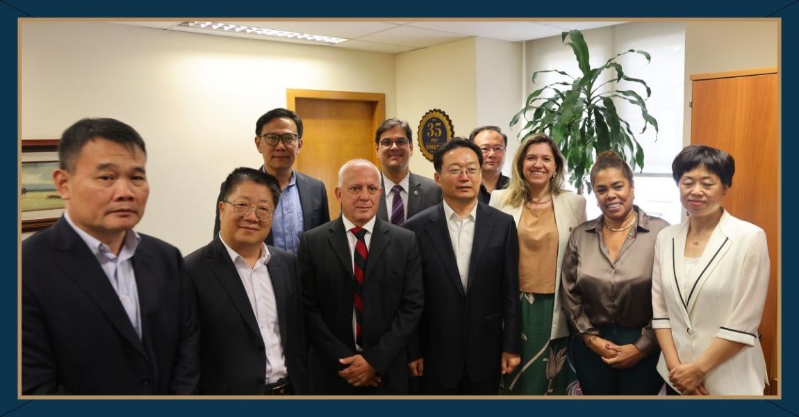 Foto: vice-presidente do Conselho Consultivo da EMERJ, desembargador Cláudio Luís Braga Dell’Orto, recepcionando a comitiva da Corte Judicial chinesa.