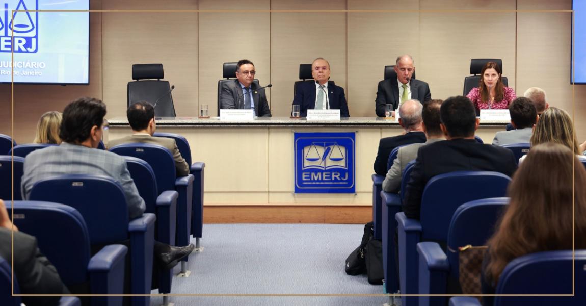 Foto: integrantes da cerimônia de abertura do curso de formação "Turmas Recursais"