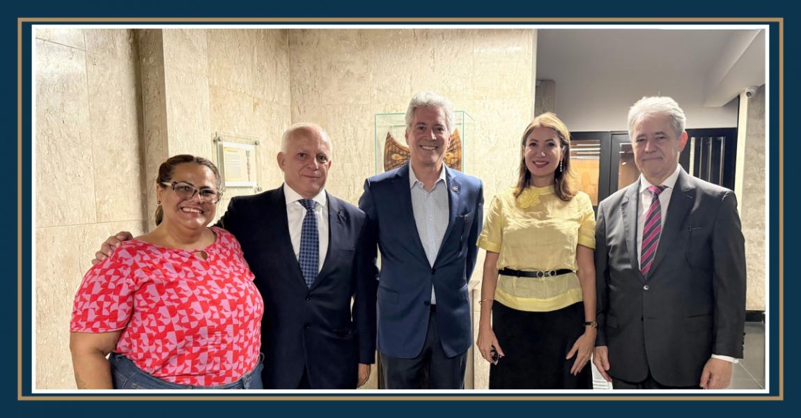 Foto: diretor-geral da Escola da Magistratura do Estado do Rio de Janeiro (EMERJ), desembargador Cláudio Luís Braga dell’Orto, acompanhado do cônsul-geral da República Dominicana, Roberto Enrique Rubio Cunillera e demais participantes.