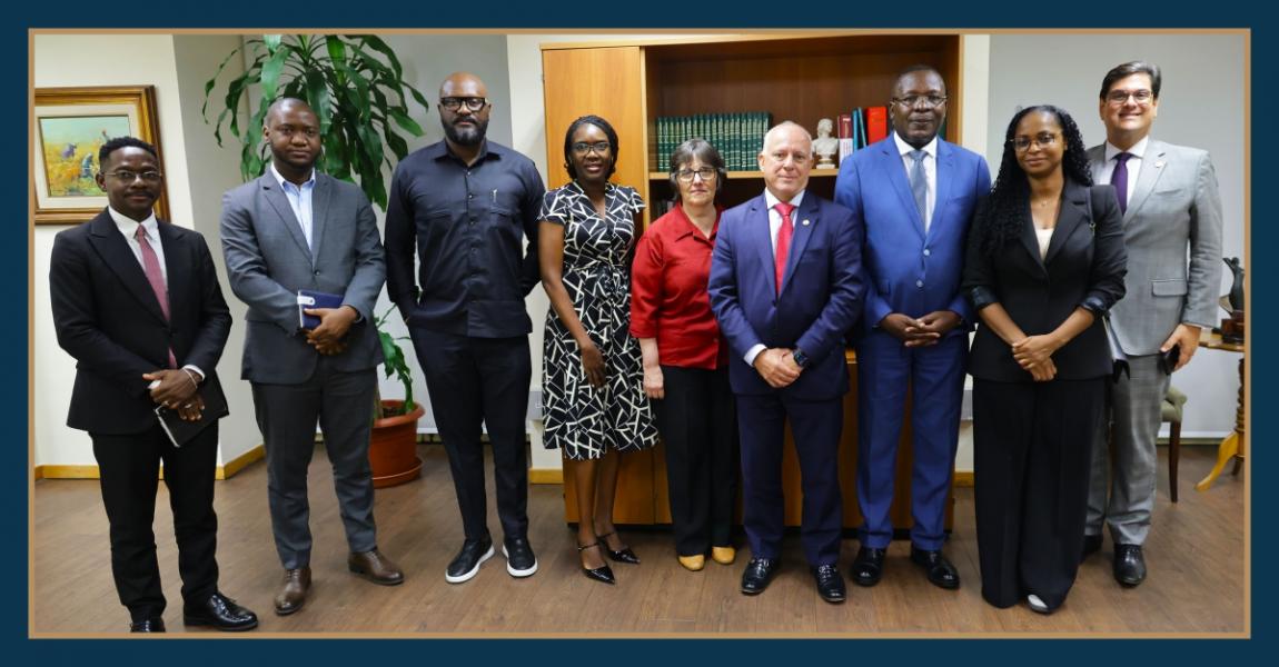 Foto: o diretor-geral da EMERJ, desembargador Cláudio Luís Braga dell’Orto, acompanhado da vice-presidente do Conselho Consultivo da EMERJ, desembargadora Ana Maria Pereira de Oliveira acompanhado da delegação de magistrados de Angola.