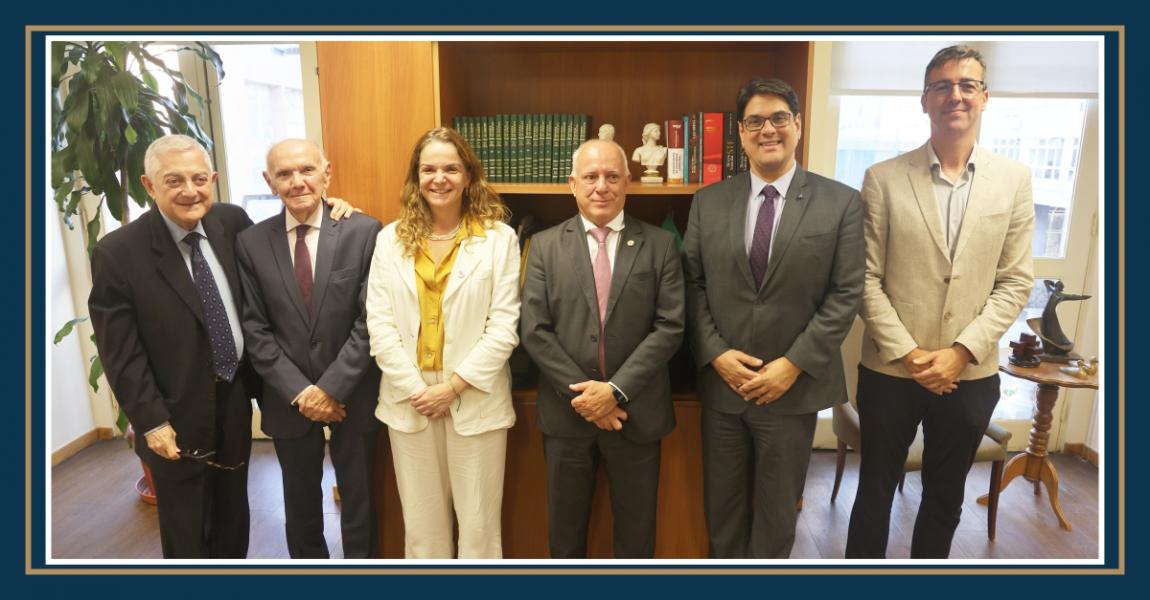 Foto: diretor-geral da EMERJ, desembargador Cláudio Luís Braga dell’Orto, acompanhado da a professora e diretora-geral ECG/TCE-RJ, Adriana Ramos Costa e demais participantes do evento.