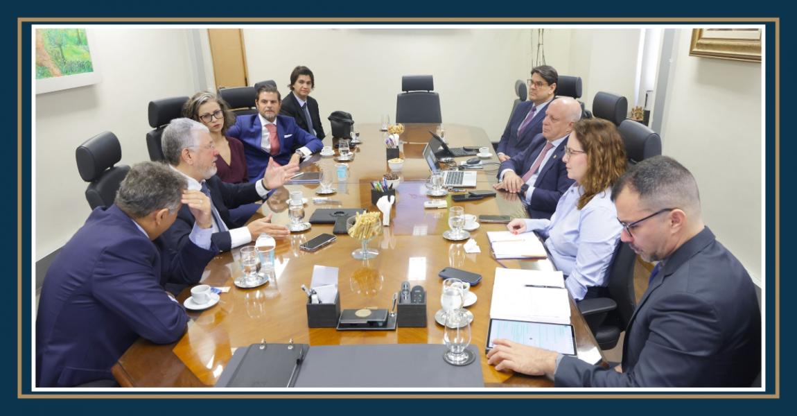 Foto: o diretor-geral da EMERJ, desembargador Cláudio Luís Braga dell'Orto, acompanhado de demais participantes da reunião. 
