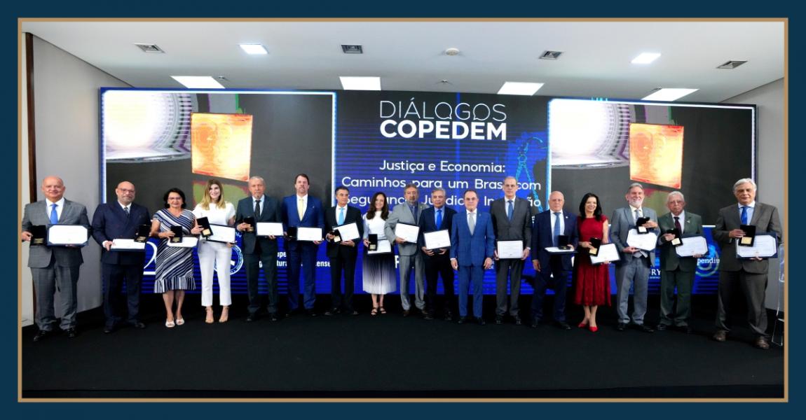 Foto: diretor-geral da Escola da Magistratura do Estado do Rio de Janeiro (EMERJ), desembargador Cláudio Luís Braga dell’Orto, acompanhado de demais agraciados com  Medalha dos Fundadores.