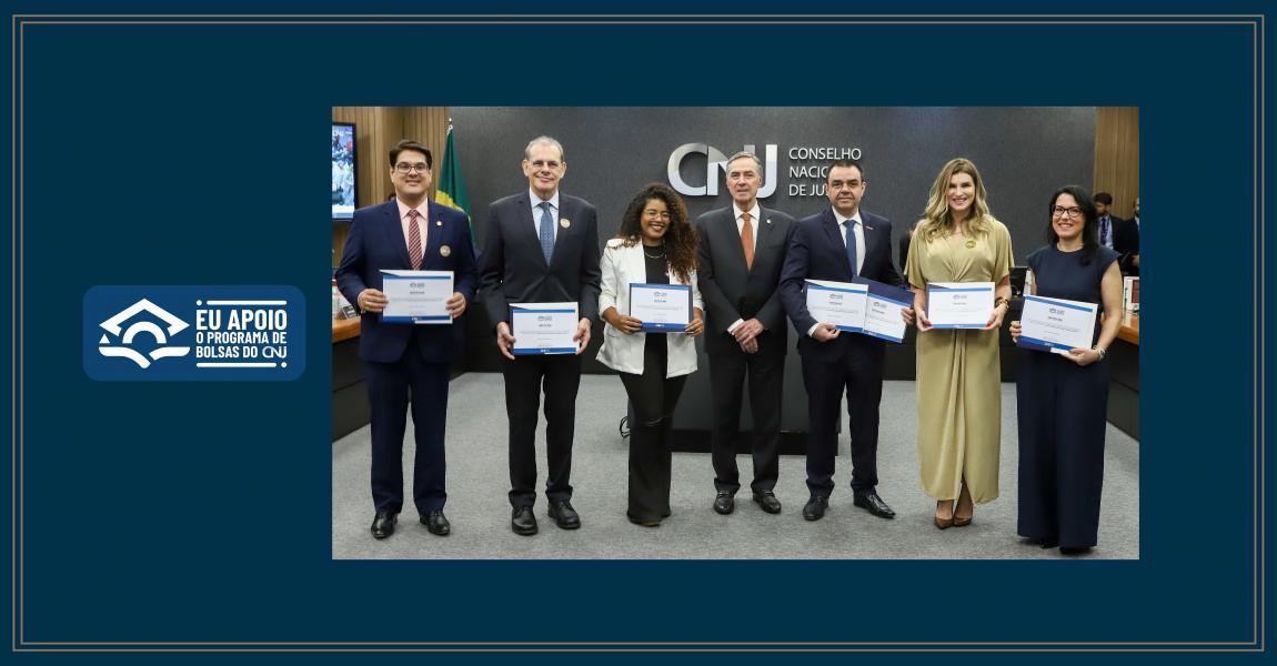 Foto: O secretário-geral da EMERJ, Francisco Budal, acompanhado do presidente do Supremo Tribunal Federal (STF), ministro Luís Roberto Barroso e demais participantes do evento.