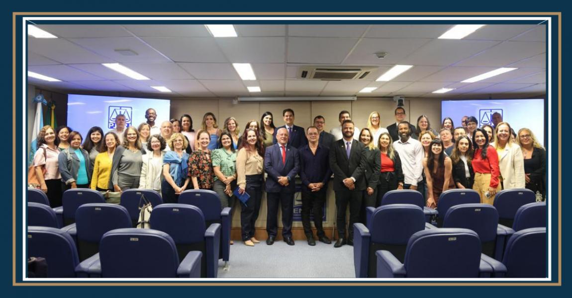 Foto:  diretor-geral da EMERJ, desembargador Cláudio Luís Braga dell’Orto , acompanhado dos servidores da EMERJ.