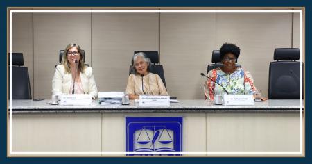Foto: secretária-geral Gabriela Carneiro, desembargadora Margaret de Olivaes Valle dos Santos e a secretária do concurso Ilda Regina da Costa na mesa da sessão pública.