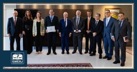 Foto: solenidade de entrega do Colar do Mérito Judiciário.