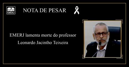 Foto: cartaz com nota de pesar da EMERJ sobre o falecimento do professor Leonardo Jacintho Teixeira.