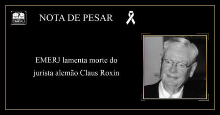 Foto: cartaz com nota de pesar da EMERJ e foto do jurista alemão Claus Roxin