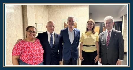 Foto: diretor-geral da Escola da Magistratura do Estado do Rio de Janeiro (EMERJ), desembargador Cláudio Luís Braga dell’Orto, acompanhado do cônsul-geral da República Dominicana, Roberto Enrique Rubio Cunillera e demais participantes.