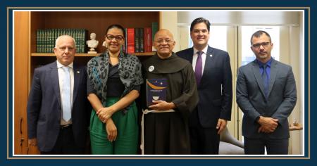 Foto: desembargador Cláudio Luís Braga dell’Orto, diretor-presidente da Educafro, Frei David Raimundo dos Santos e demais participantes do encontro.