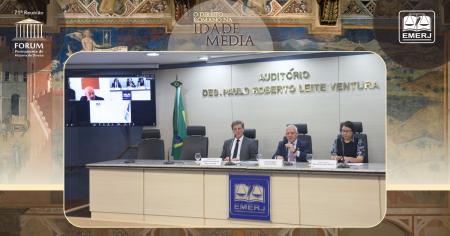 Foto: o diretor-geral da EMERJ, desembargador Cláudio Luís Braga dell’Orto e o vice-presidente do fórum juiz João Marcos de Castello Branco Fantinat, acompanhados dos palestrantes do encontro.