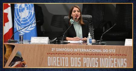 Foto:  Desembargadora Adriana Ramos de Mello, durante palestra no 2º Simpósio Internacional STJ de Direito dos Povos Indígenas.
