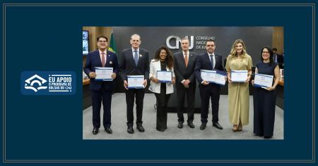 Foto: O secretário-geral da EMERJ, Francisco Budal, acompanhado do presidente do Supremo Tribunal Federal (STF), ministro Luís Roberto Barroso e demais participantes do evento.