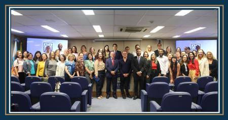 Foto:  diretor-geral da EMERJ, desembargador Cláudio Luís Braga dell’Orto , acompanhado dos servidores da EMERJ.