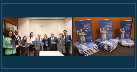 Foto: Diretor-geral da EMERJ, desembargador Cláudio Luís Braga dell’Orto, acompanhado da juíza Flávia Almeida Viveiros Castro e demais autores do livro.