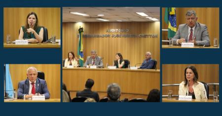 Foto: Desembargador Cláudio Luís Braga dell’Orto, acompanhado de demais participantes da da abertura do 15º Encontro Estadual de Juízes de Juizados Especiais e Turmas Recursais Cíveis.