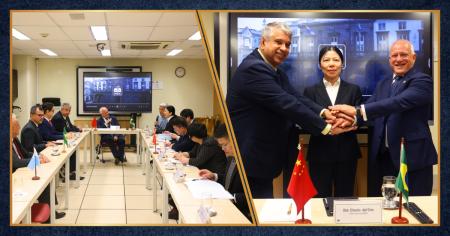 Foto: o diretor-geral da EMERJ, desembargador Cláudio dell’Orto, a vice-presidente do Tribunal Popular Intermediário de Ningbo, juíza Wang Shui Wei e o presidente da CIDECOM/BR, Mário Estrela.