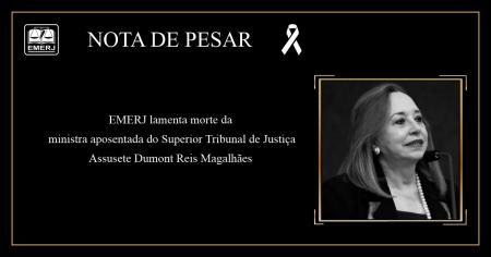 Foto: Cartaz com nota de pesar da EMERJ sobre o falecimento da ministra aposentada do STJ Assusete Dumont Reis Magalhães.