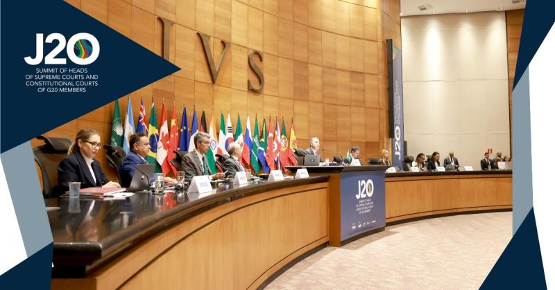 Foto: ministro Luís Roberto Barroso, presidente do STF e do CNJ, e o diretor-geral da EMERJ, desembargador Marco Aurélio Bezerra de Melo, compõem mesa do J20, sediado no TJRJ.